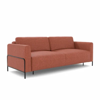 Rozkładana sofa z pojemnikiem na pościel w kolorze ceglastym.